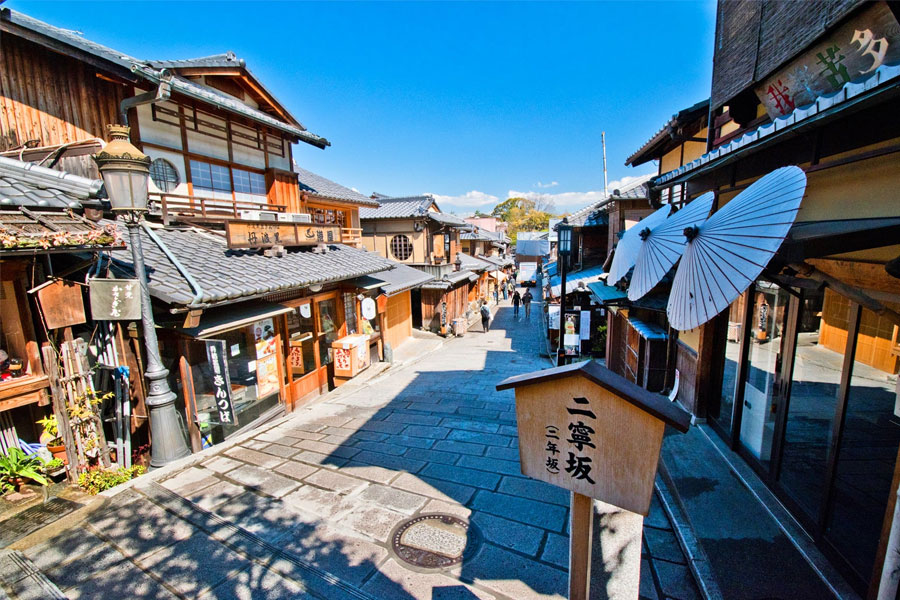 Explore-Kyoto's-Traditional-Streets